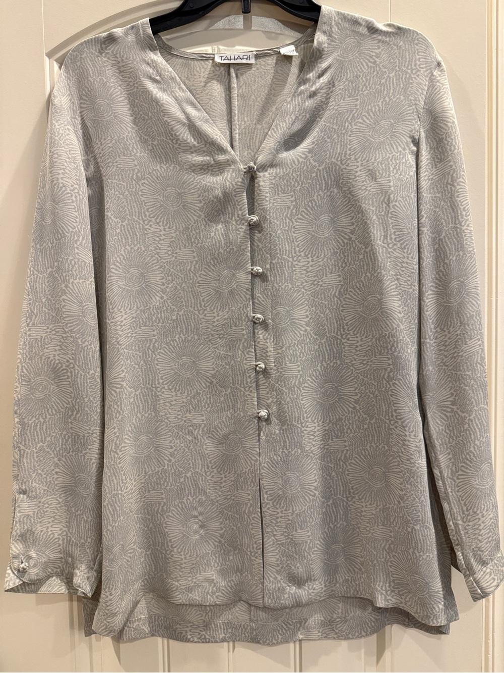 Tahari 100% Silk Jacquard Button Front Blouse Top Gray Textured Womens Large